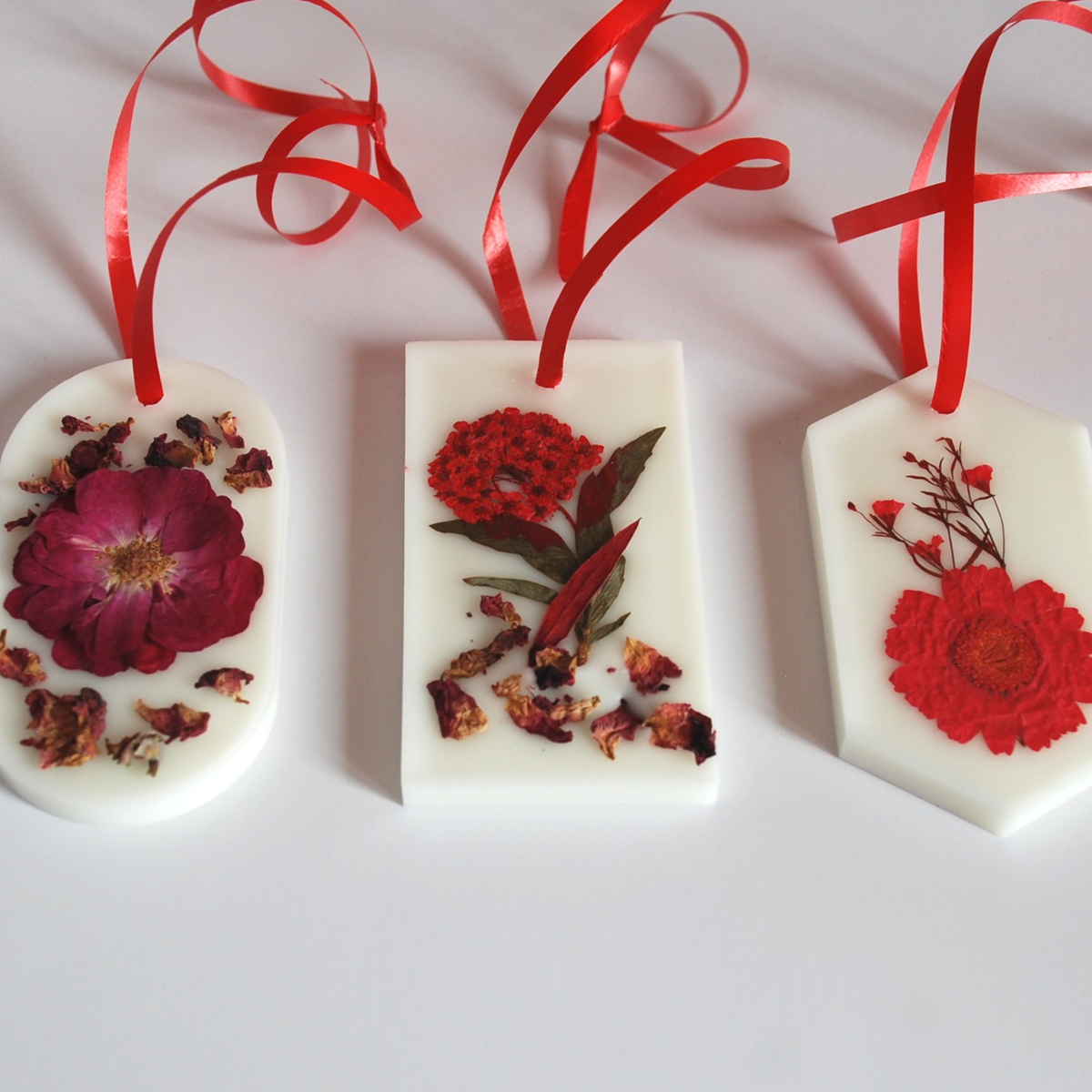 The Jardin Cramoisi Sachet — Botanical Wax, Real Preserved Flowers