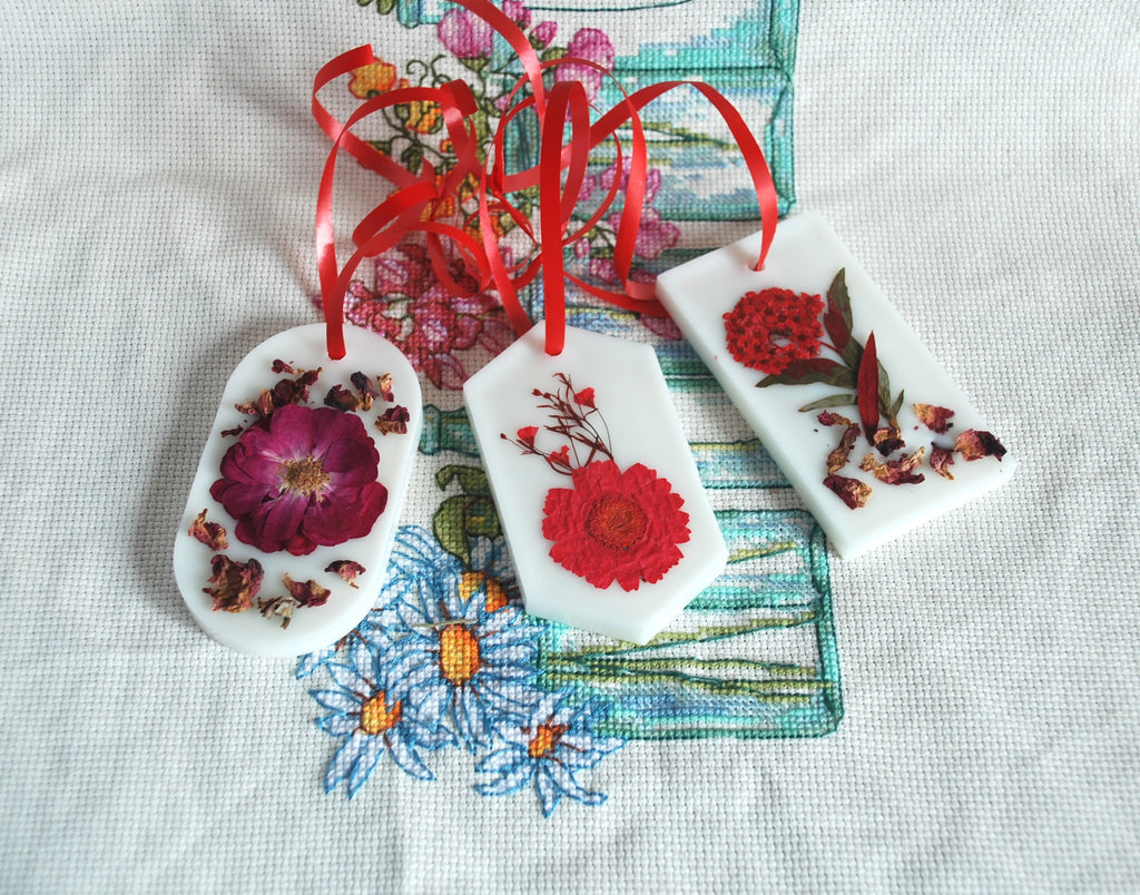 The Jardin Cramoisi Sachet — Botanical Wax, Real Preserved Flowers
