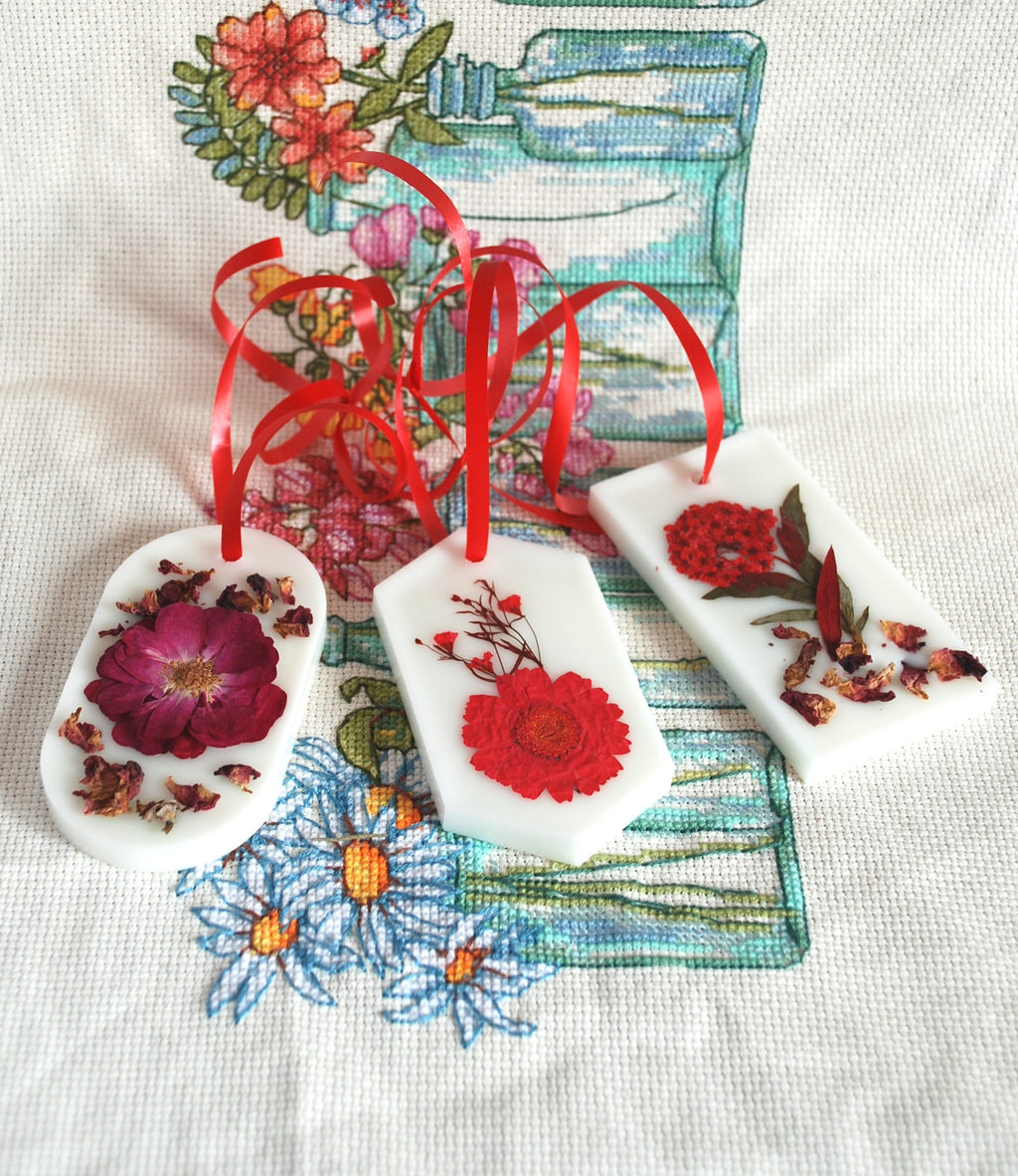 The Jardin Cramoisi Sachet — Botanical Wax, Real Preserved Flowers